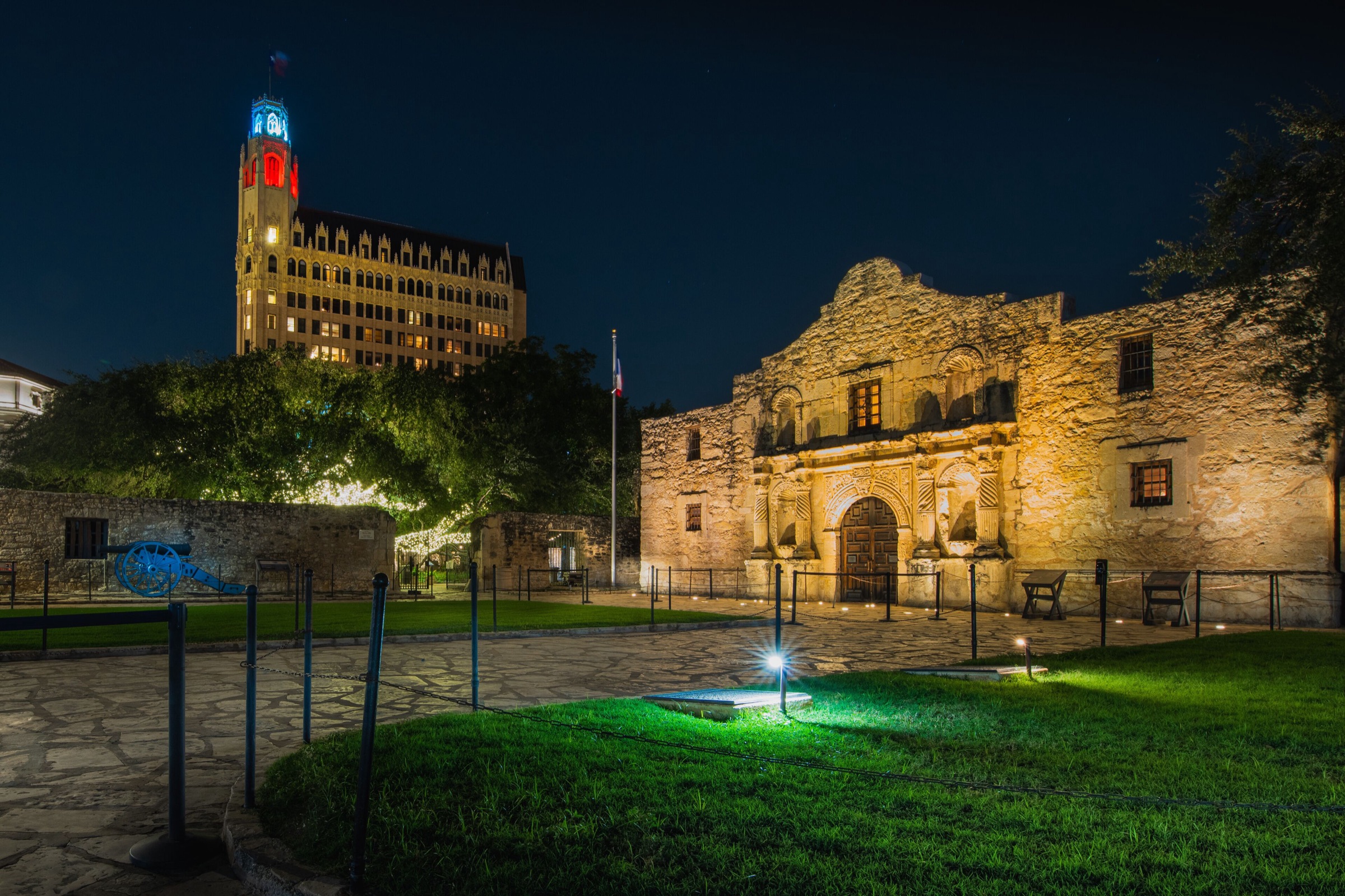 The Emily Morgan Hotel and the Alamo at night